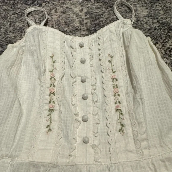 White Sundress with detailed embroidery on bodice, size 6/8 - Picture 2 of 10